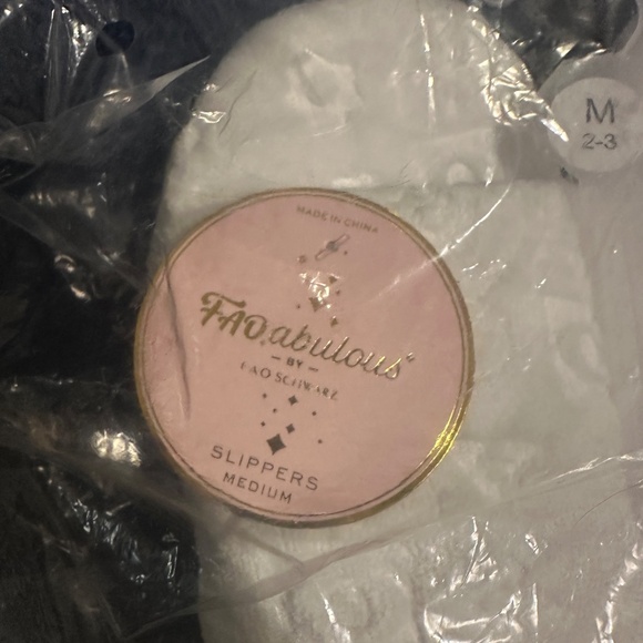 Girls Fao Schwartz Debossed Slide Slippers White M2-3 - Picture 2 of 4